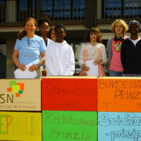 Schülerinnen und Schüler aus drei Schulen gestalteten die Kundgebung auf dem Schrannenplatz.