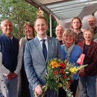 Grüne und SPD haben Gerhard Schoder (mit Blumenstrauß) als gemeinsamen OB-Kandidaten für Neuburg nominiert.